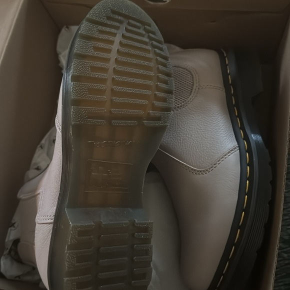 Women’s Dr Martens NIB vintage taupe in color - Picture 3 of 5